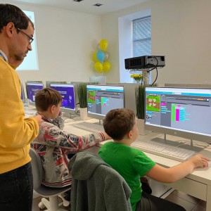 KIBERone уже в Саратове! - КИБЕРшкола программирования для детей, компьютерные курсы для школьников, начинающих и подростков - KIBERone г. Хотьково